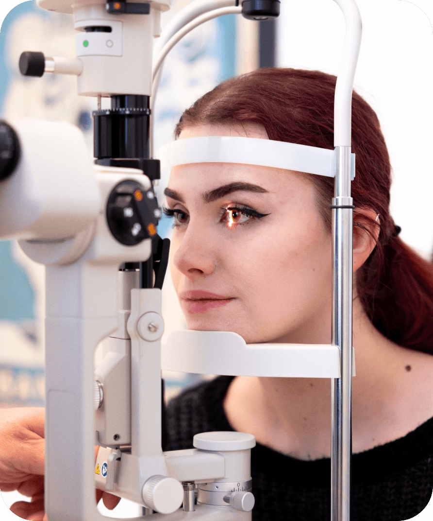 Kvinna utan glasögon efter ögonlaserbehandling hos X-Vision